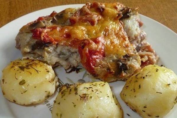 Свинина с овощами под соусом в духовке Свинина с овощами под соусом в духовке