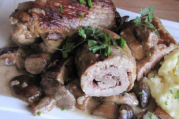 Мясные рулеты с чесноком в грибном соусе Мясные рулеты с чесноком в грибном соусе