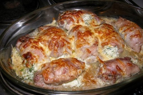 Фаршированные куриные рулетики в духовке Фаршированные куриные рулетики в духовке