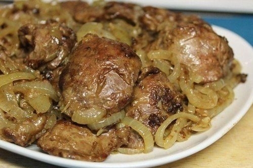 Куриная печень, обжаренная в муке с луком Куриная печень, обжаренная в муке с луком