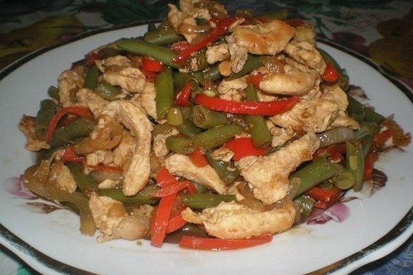 Горячий салат из курицы, перца и стручковой фасоли Горячий салат из курицы, перца и стручковой фасоли