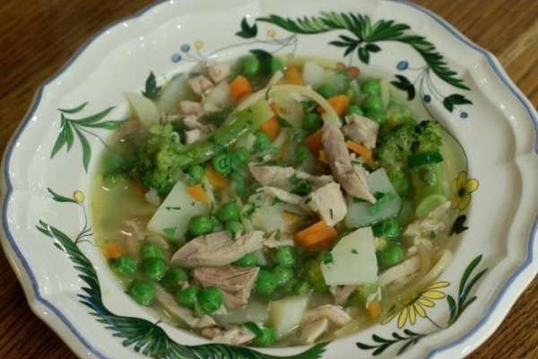 Куриный суп с брокколи и спагетти Куриный суп с брокколи и спагетти