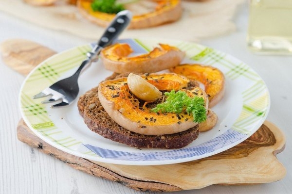Запеченные тыквенные дольки с чесноком и травами Запеченные тыквенные дольки с чесноком и травами