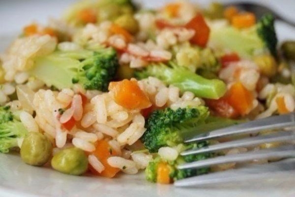 Рисовая каша с брокколи, кукурузой, фасолью и горошком Рисовая каша с брокколи, кукурузой, фасолью и горошком