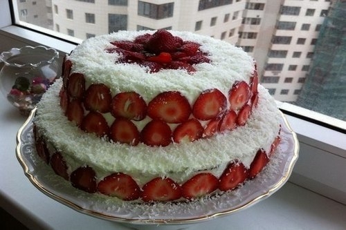 Торт с клубникой и сливочно-банановым кремом Торт с клубникой и сливочно-банановым кремом