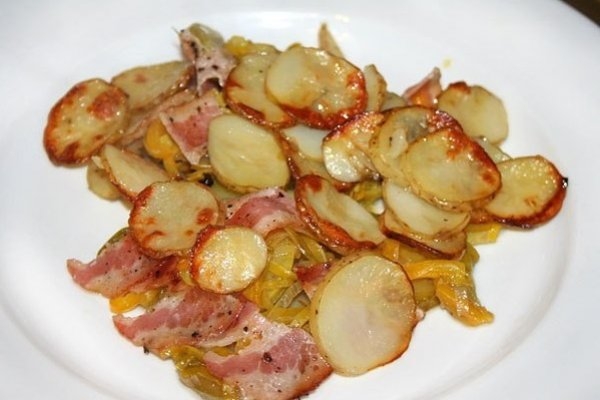 Картофель с кабачками, перцем и беконом Картофель с кабачками, перцем и беконом