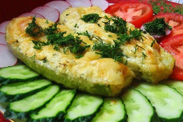 Лодочки из кабачков с грибами под сыром