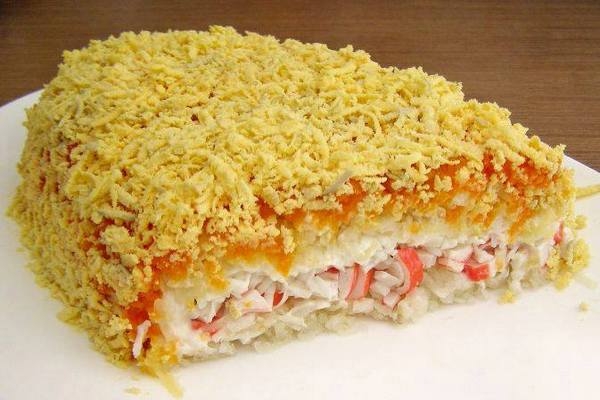 Слоеный салат с овощами и крабовыми палочками