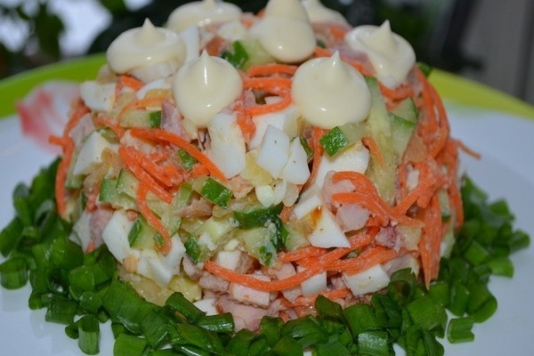 Салат «Шедевр» с копченой курицей Салат «Шедевр» с копченой курицей
