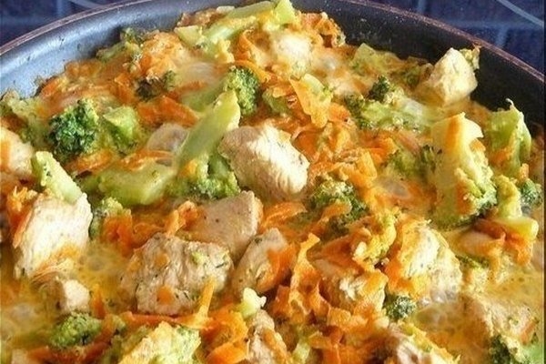 Курица с морковкой и брокколи, тушеная в сливках Курица с морковкой и брокколи, тушеная в сливках