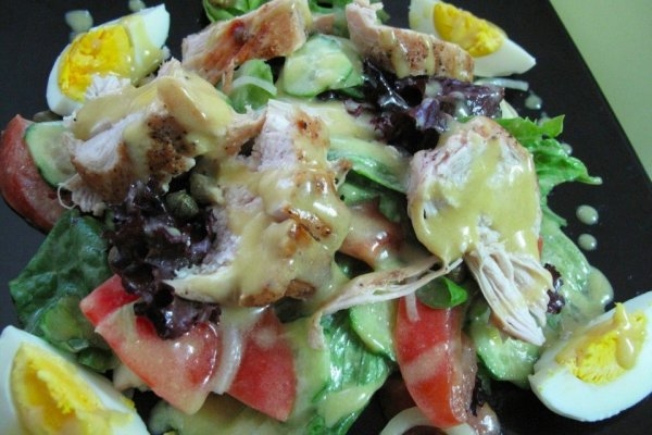 Салат из куриной грудки и овощей с горчично-медовой заправкой Салат из куриной грудки и овощей с горчично-медовой заправкой
