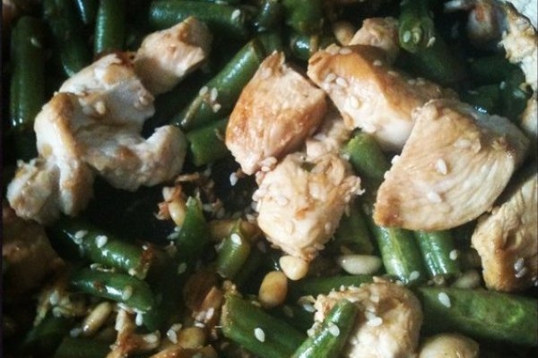 Курица со стручковой фасолью в кунжуте Курица со стручковой фасолью в кунжуте