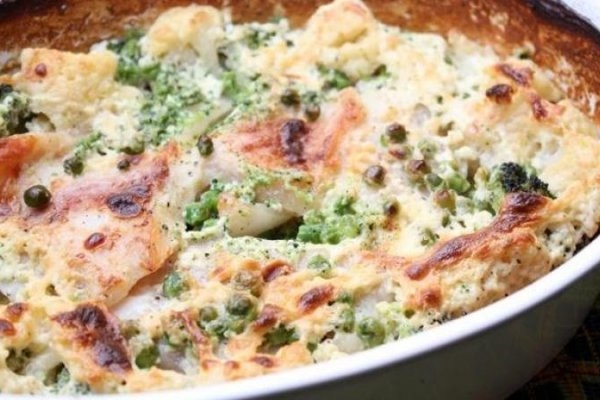 Рыба, запеченная в сливках с цветной капустой и брокколи Рыба, запеченная в сливках с цветной капустой и брокколи