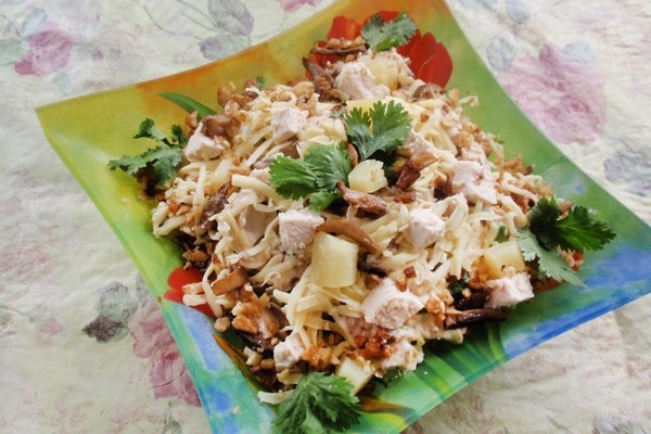 Салат «Сытый кум» с шампиньонами Салат «Сытый кум» с шампиньонами
