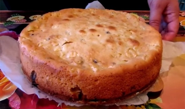 Пирог на сметане с яблоками и изюмом