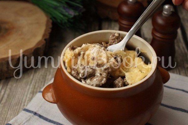 Куриная печень с сыром в горшочке