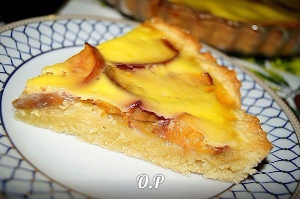 Песочный пирог с персиками и сметанным кремом Песочный пирог с персиками и сметанным кремом