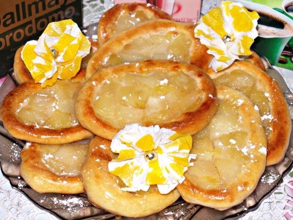 Пирожки "Лодочки" с яблочками.Всё очень просто и вкусно) Пирожки "Лодочки" с яблочками.Всё очень просто и вкусно)