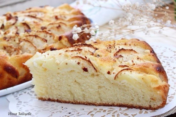 Яблочный пирог с ореховой посыпкой