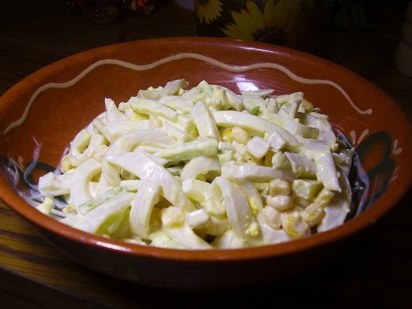 Салат из кальмаров с кукурузой Салат из кальмаров с кукурузой
