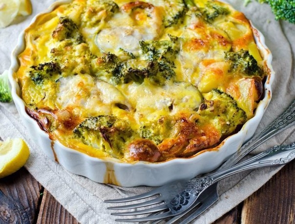 Запеканка с куриной грудкой и брокколи, богатая витаминами и белком!
