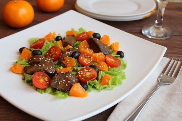 Салат с куриной печенью и мандаринами. Салат с куриной печенью и мандаринами.