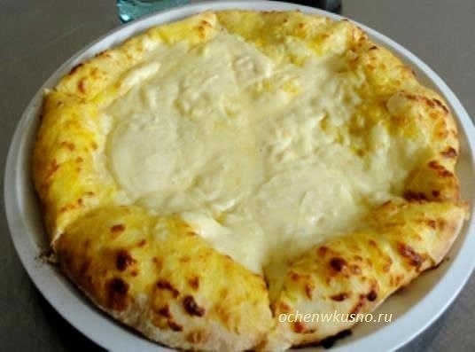 Хачапури по-мегрельски (в духовке) с сыром. Хачапури по-мегрельски (в духовке) с сыром.