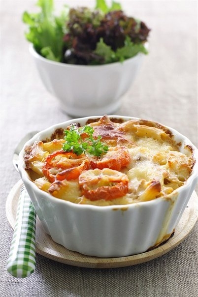 Макароны, запеченные с помидорами, под сыром. Макароны, запеченные с помидорами, под сыром.
