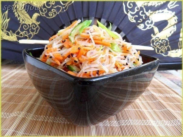 Салат с фунчозой по-корейски. Салат с фунчозой по-корейски.