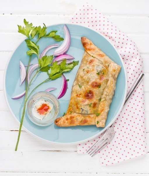 Пирожки с мясом из слоеного теста.