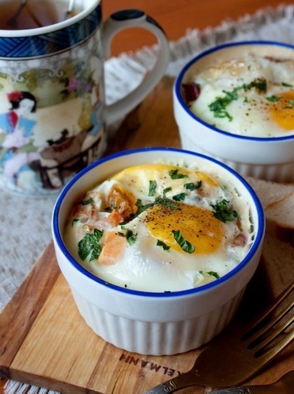 Запеченные яйца с беконом и томатами.