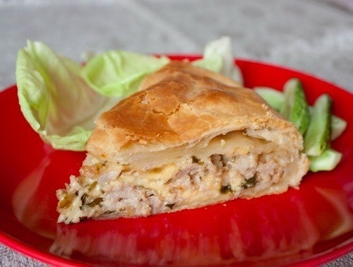 Пирог из слоеного теста с мясом и сыром. Пирог из слоеного теста с мясом и сыром.
