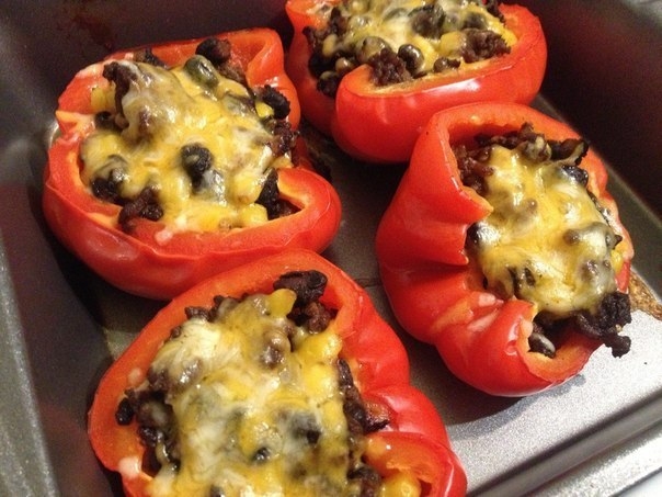 Перцы, фаршированные индейкой и овощами.
