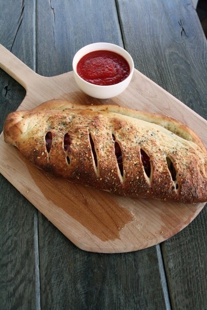 Кальцоне с соусом маринара.