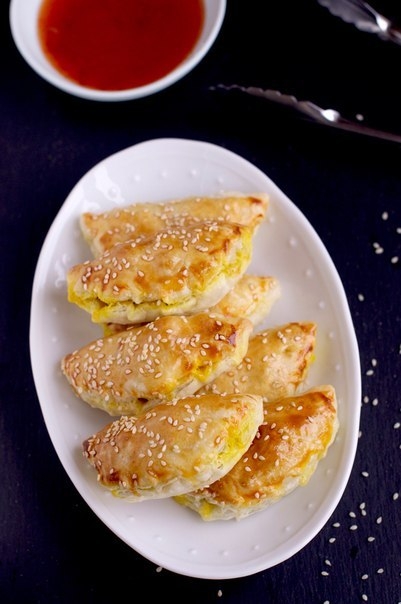 Слоеные пирожки с курицей карри. Слоеные пирожки с курицей карри.