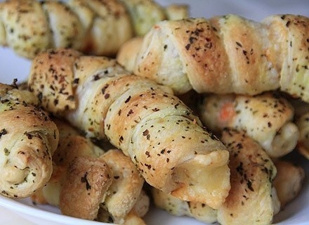 Завитушки с крабовыми палочками и сыром. Завитушки с крабовыми палочками и сыром.