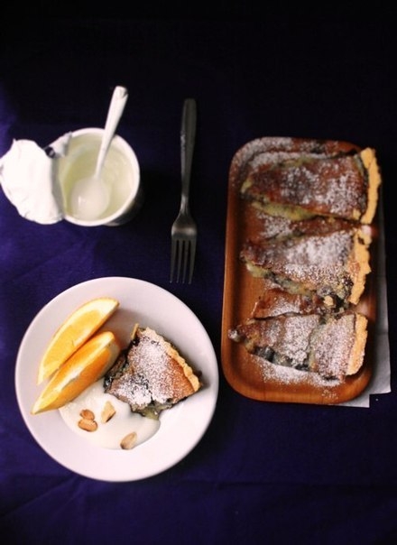 Пирог с черничным джемом и миндальным кремом.