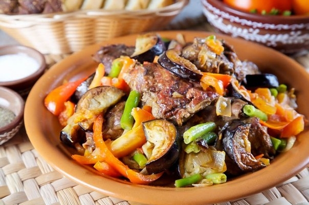 Баранина, тушенная с овощами, по-арабски. Баранина, тушенная с овощами, по-арабски.