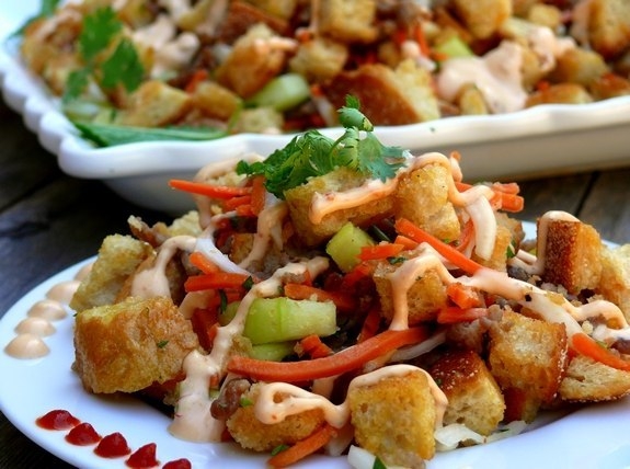 Салат с маринованными овощами и гренками. Салат с маринованными овощами и гренками.