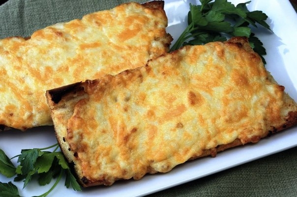 Чесночный хлеб с сыром. Чесночный хлеб с сыром.