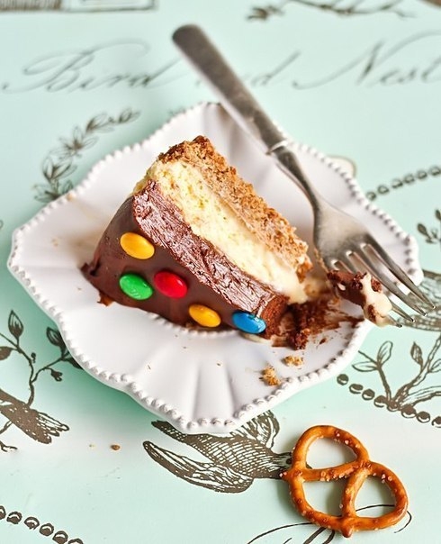 Шоколадный мусс+соленые крендельки+M&Ms = Чизкейк. Шоколадный мусс+соленые крендельки+M&Ms = Чизкейк.