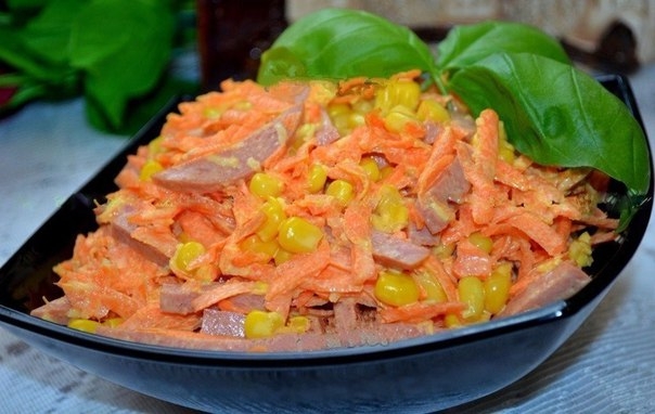 Салат с копченой колбасой и морковью