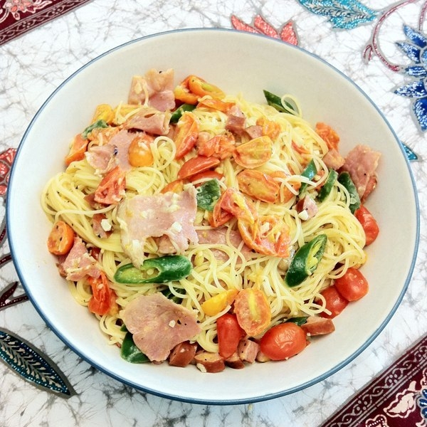 Спагетти с сосисками, помидорами и зеленым чили перцем.