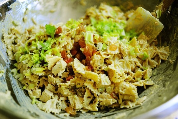 Салат с пастой и курицей карри. Салат с пастой и курицей карри.