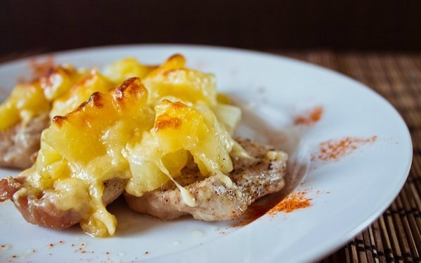 Свинина, запеченная с ананасами и сыром. Свинина, запеченная с ананасами и сыром.