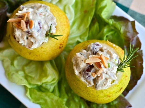 Куриный салат в чашечках из груш. Куриный салат в чашечках из груш.