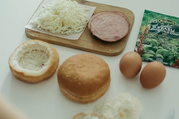 Отличная идея к завтраку - яичница в булочке Отличная идея к завтраку - яичница в булочке