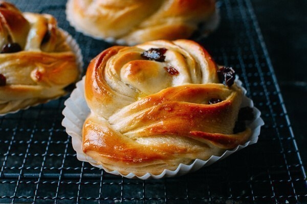 Румяные булочки с изюмом