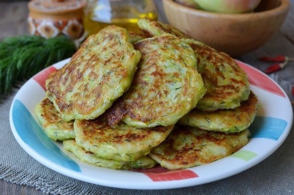 Вкусные кабачковые оладьи с сыром и зеленью Вкусные кабачковые оладьи с сыром и зеленью