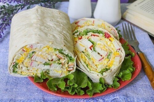 Очень вкусная закуска - рулет из лаваша с начинкой из крабовых палочек Очень вкусная закуска - рулет из лаваша с начинкой из крабовых палочек